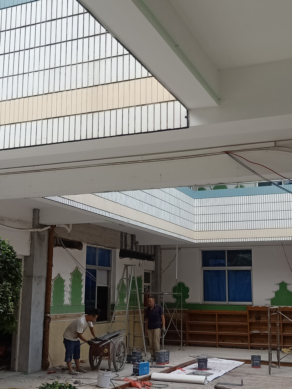 为什么用了瓷砖胶还要用瓷砖背胶？？？？