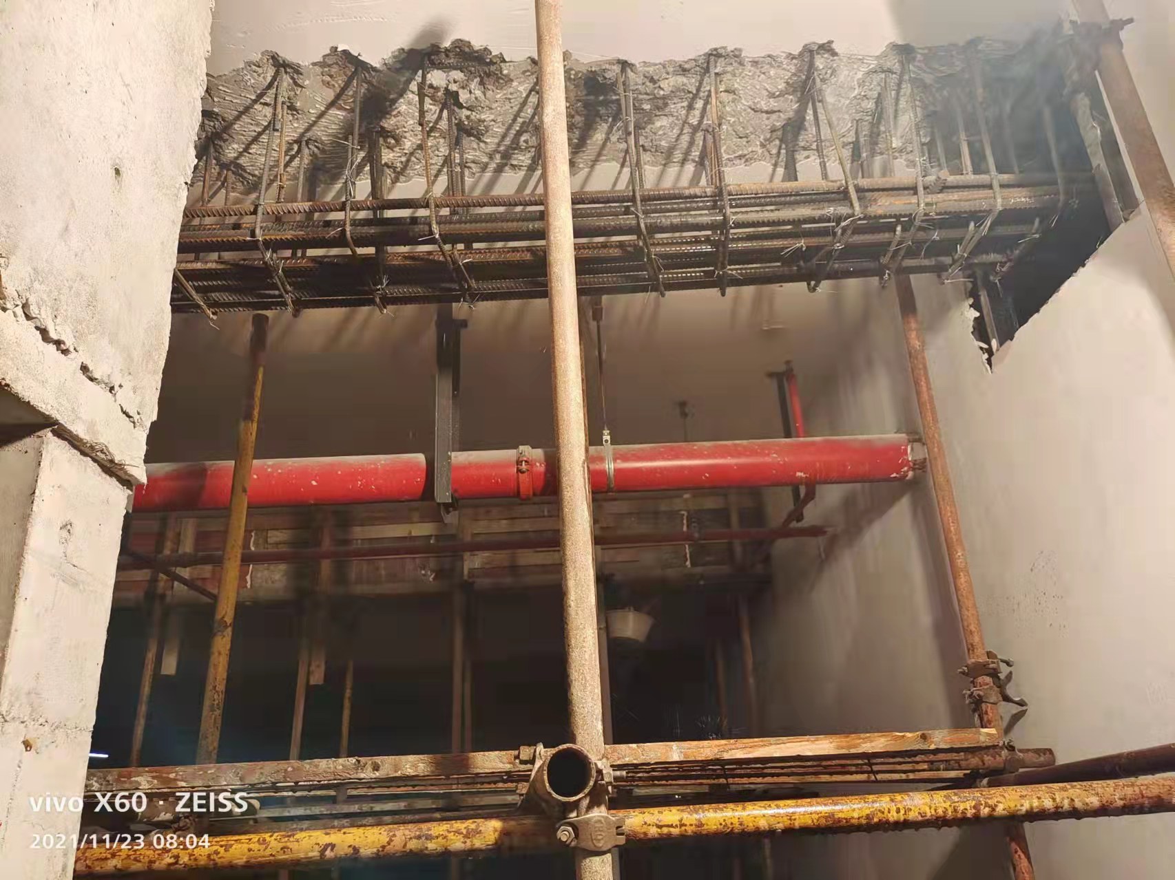 钢筋锈蚀后，，混凝土结构性能或许会被裂化和破损